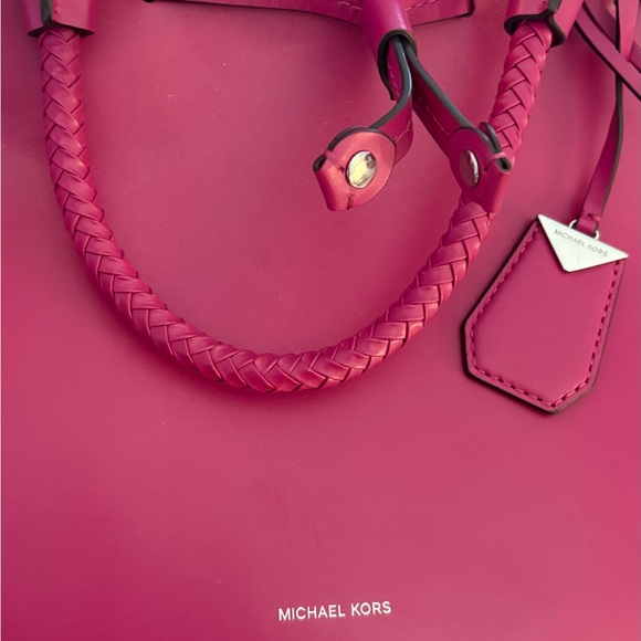 Michael Kors Pink Shoulder Bag with Elegant Design - Picture 2 of 8